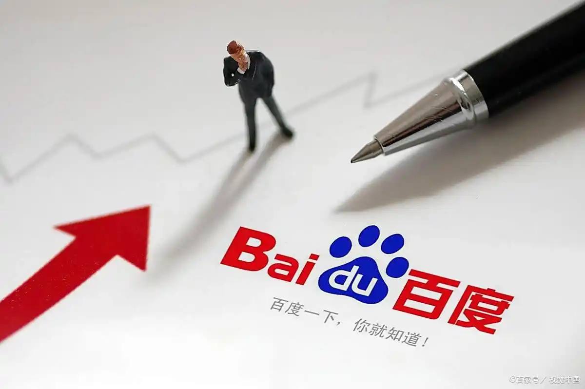 年轻情侣忘情接吻险从扶梯摔下